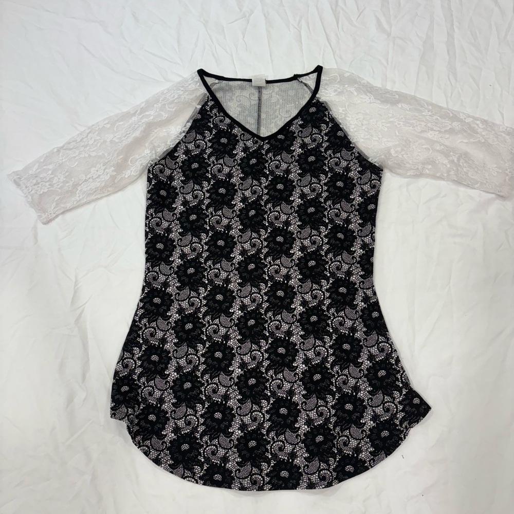 Chic Black Floral Women's Blouse with Lace Sleeves